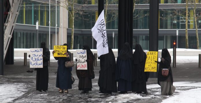 Donne velate protestano contro il Burqa