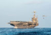 la foto a colori mostra una nave da guerra Usa in mare