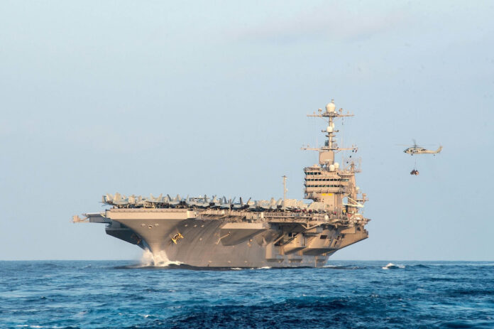 la foto a colori mostra una nave da guerra Usa in mare