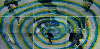 la foto a colori mostra un'opera d'arte con centri concentrici all'interno dei quali ci sono delle persone con buste della spesa