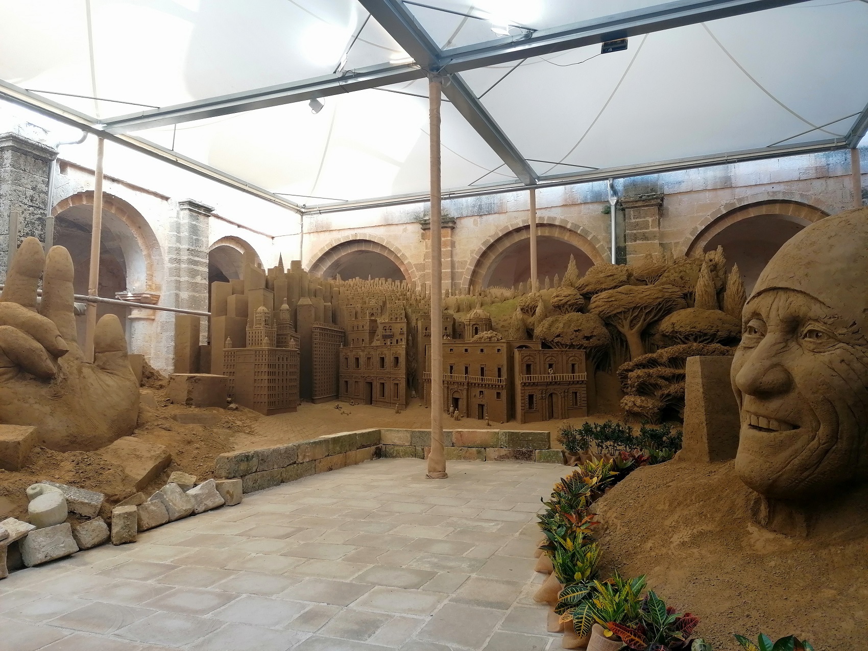La metafora ambientale del presepe di Scorrano - solo sabbia e acqua forgiate da artisti – va oltre l’effimero La metafora ambientale del presepe di sabbia di Scorrano