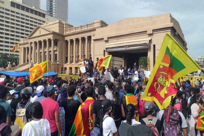 Sri Lanka, a rebellion against poverty - La gente si scatena per la fame