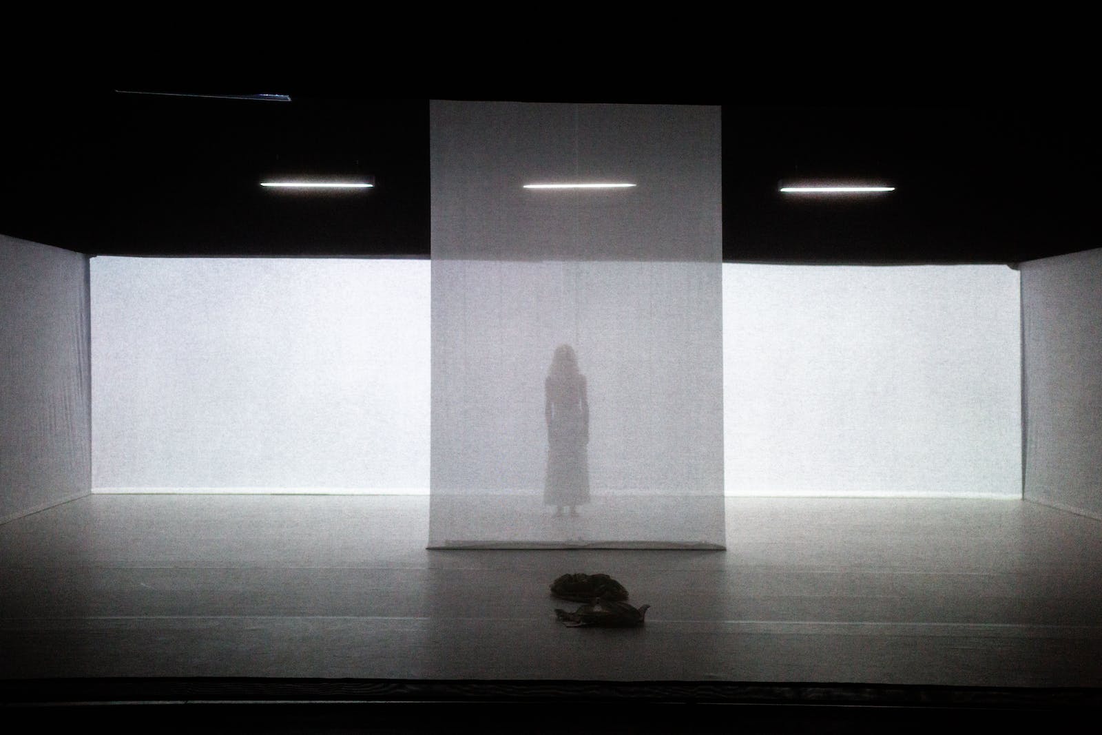 Au bord "Au bord," la parola liberata dalle immagini a Triennale Teatro
