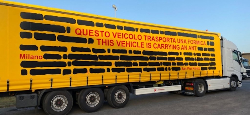 Emilio Isgrò, una cittadinanza onoraria su un tir “che va e va e va”